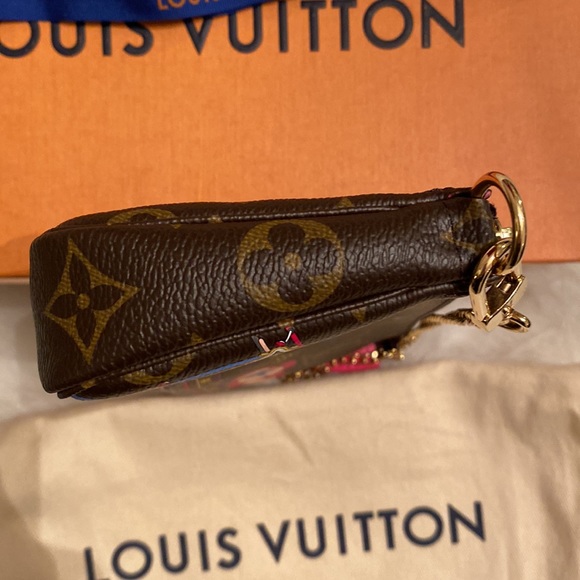Louis Vuitton 2020 Vivienne—Christmas Limited Edition-Monogram Mini Ponchette - Picture 4 of 8